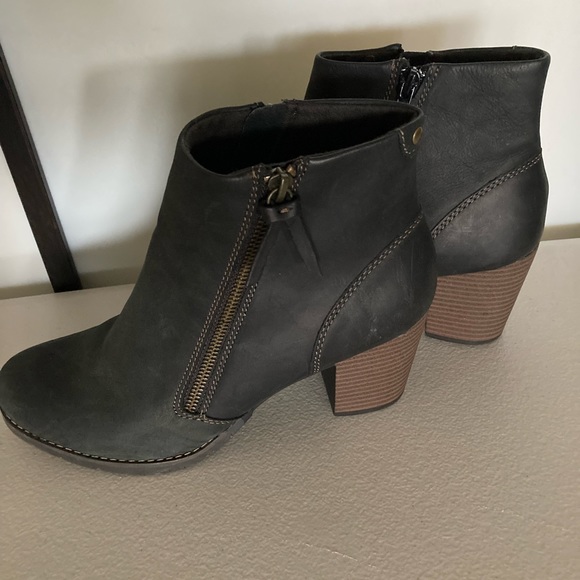CLARKS bendable heeled and front zipper ankle boot - Picture 2 of 4